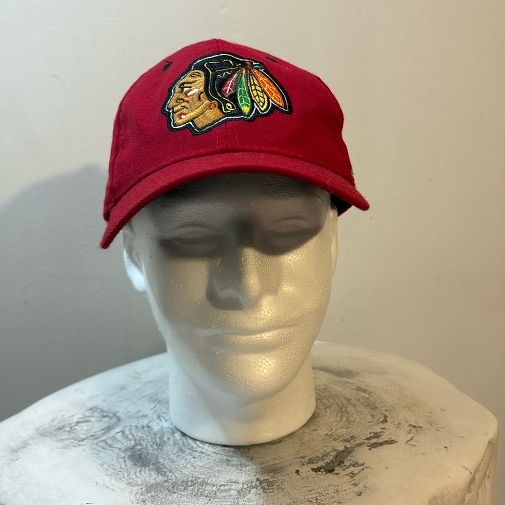 Zephyr Chicago Blackhawks NHL Hockey Fan Red Logo Patch Fitted Hat